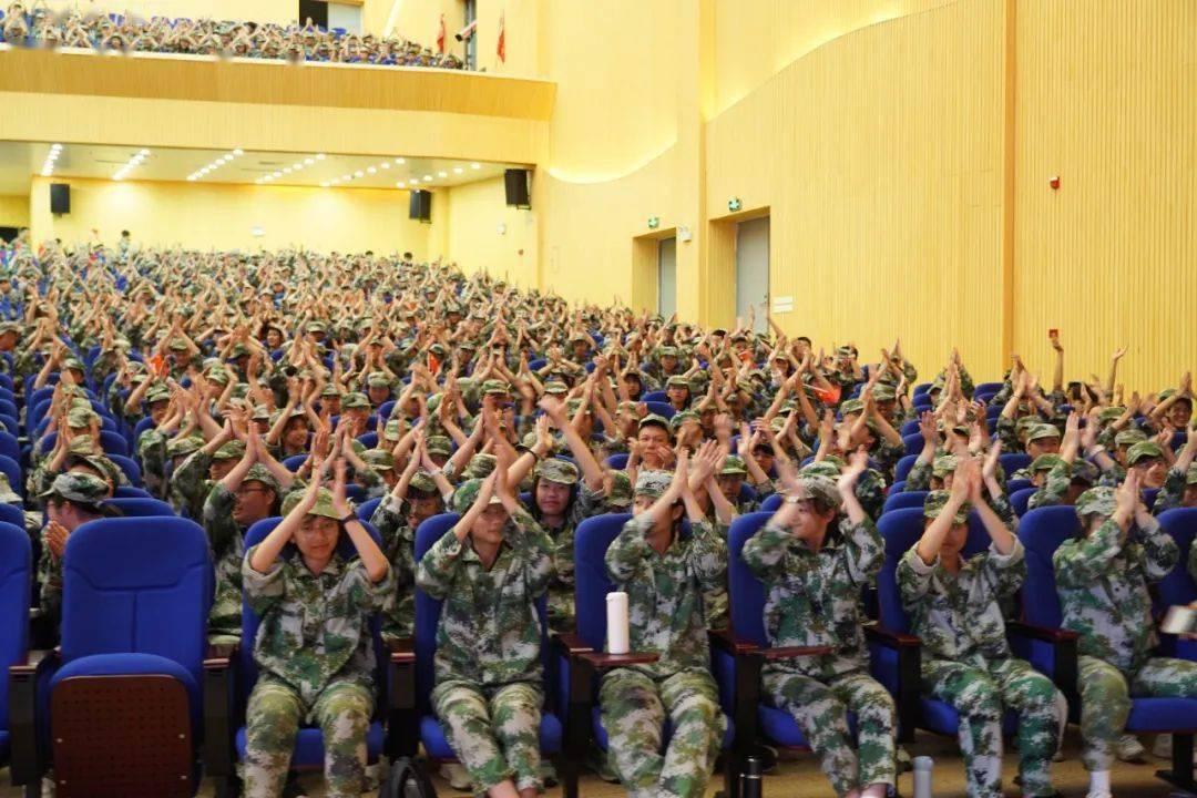 重庆八旬老人横穿小区篮球场被撞，物业：物业公司应担责